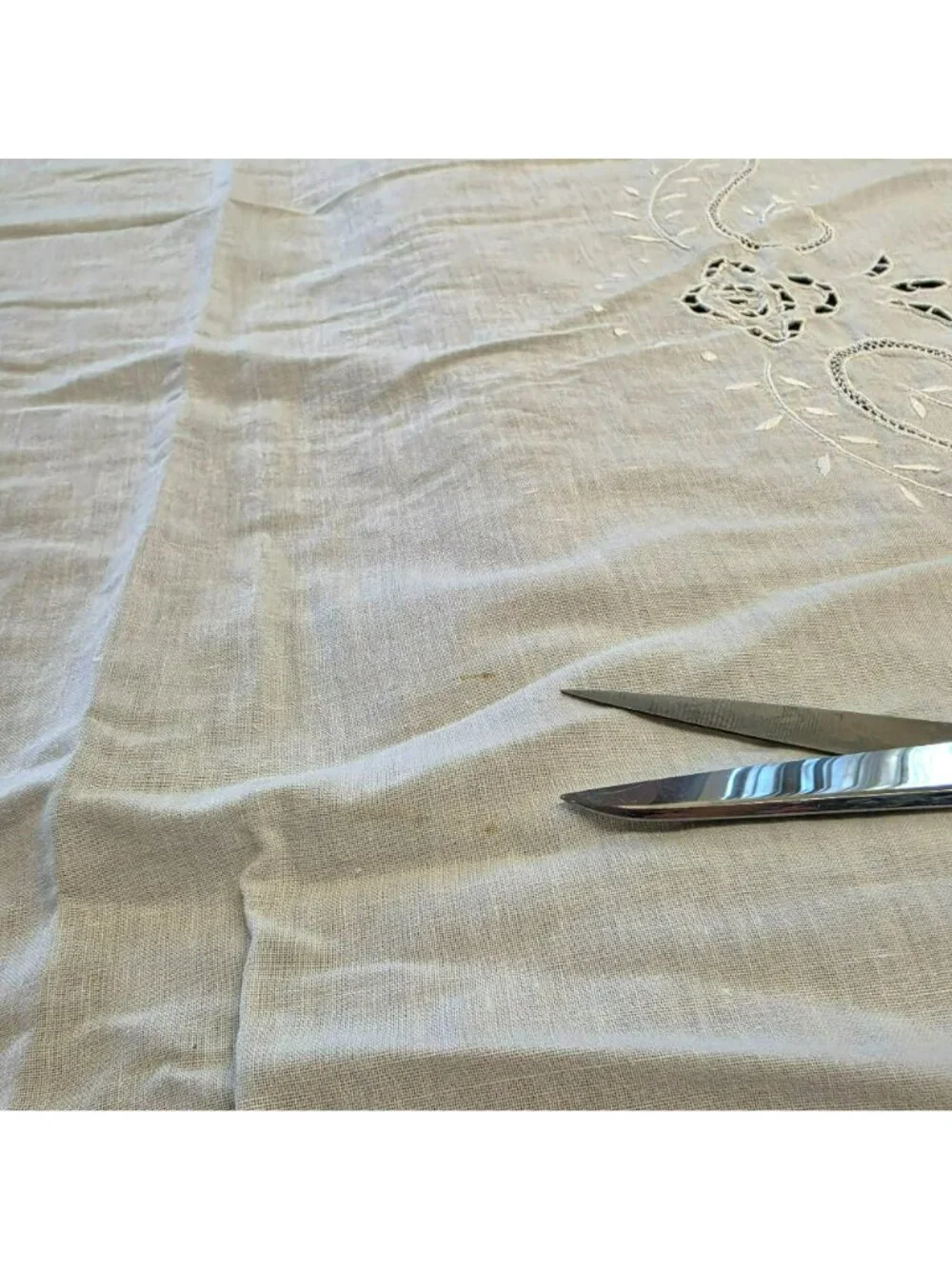 VTG White Linen Tablecloth Embroidered Floral Cutwork Crocheted Lace Trim 96x64